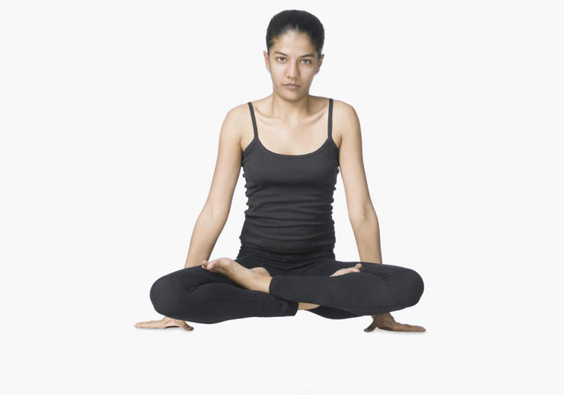 一个人,坐,盘腿,横图,室内,白天,白色背景,正面,锻炼,瑜伽,运动,吊带,亚洲,仅一个年轻女性,仅一个女性,仅一个人,撑,服装,注视,吊带衫,衣服,观察,看,养生,摄影,服饰,影棚,观看,察看,撑着,衣着,穿着,关注,衣饰,体育,年轻女性,女人,女性,亚洲人,印度人,盘腿而坐,盘膝,盘着腿的,盘着腿坐,双腿交叉,坐着,彩图,全身,影棚拍摄,健身,拍摄