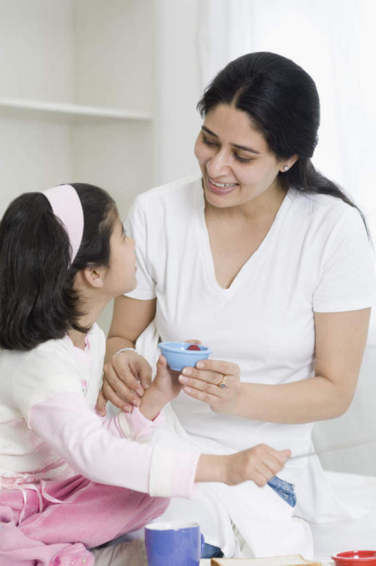 儿童,中年人,两个人,家庭,母亲,女儿,坐,说,竖图,室内,白天,正面,纯洁,书架,亚洲,服装,装饰,注视,休闲装,小孩,衣服,发箍,发饰,饰品,观察,看,休闲,温暖,温馨,母女,一家人,休闲服,可爱,母爱,童年,童趣,服饰,头箍,观看,和睦,察看,关注,发卡,童真,烂漫,无邪,配饰,交流,天真,女孩,女人,女性,中年女性,亚洲人,印度人,孩子,沟通,讲话,交谈,说话,谈话,坐着,半身,彩图,融洽,女生