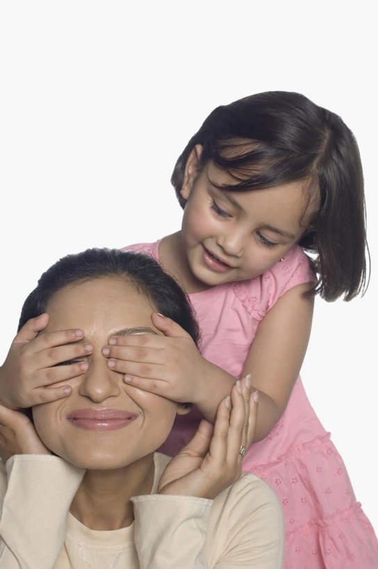 儿童,中年人,两个人,家庭,母亲,女儿,站,笑,微笑,露齿笑,竖图,室内,白天,白色背景,正面,纯洁,亚洲,服装,注视,休闲装,小孩,衣服,观察,看,站着,休闲,温暖,温馨,母女,一家人,休闲服,可爱,母爱,童年,童趣,遮,遮掩,摄影,服饰,影棚,观看,和睦,察看,掩盖,遮挡,关注,童真,烂漫,无邪,遮盖,掩饰,天真,女孩,女人,女性,中年女性,亚洲人,印度人,孩子,站立,半身,彩图,影棚拍摄,拍摄,融洽,女生