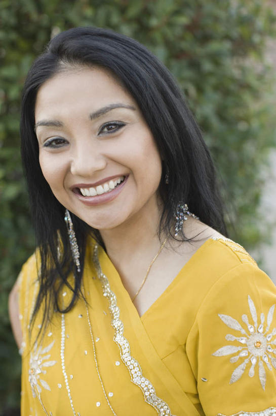 脸,头,脸颊,一个人,站,笑,微笑,露齿笑,竖图,室外,特写,白天,正面,民族服装,植物,亚洲,仅一个年轻女性,仅一个女性,仅一个人,朦胧,模糊,注视,肩膀,树,树木,黄色,绿色,自然,观察,看,站着,服饰,生长,成长,观看,飘逸,察看,庄重,关注,追求,纱丽,雅致,纱丽服,清婉,妍丽,年轻女性,女人,女性,亚洲人,印度人,头部,脸部,脸蛋,面部,站立,半身,彩图,传统服装,民俗服,奢华