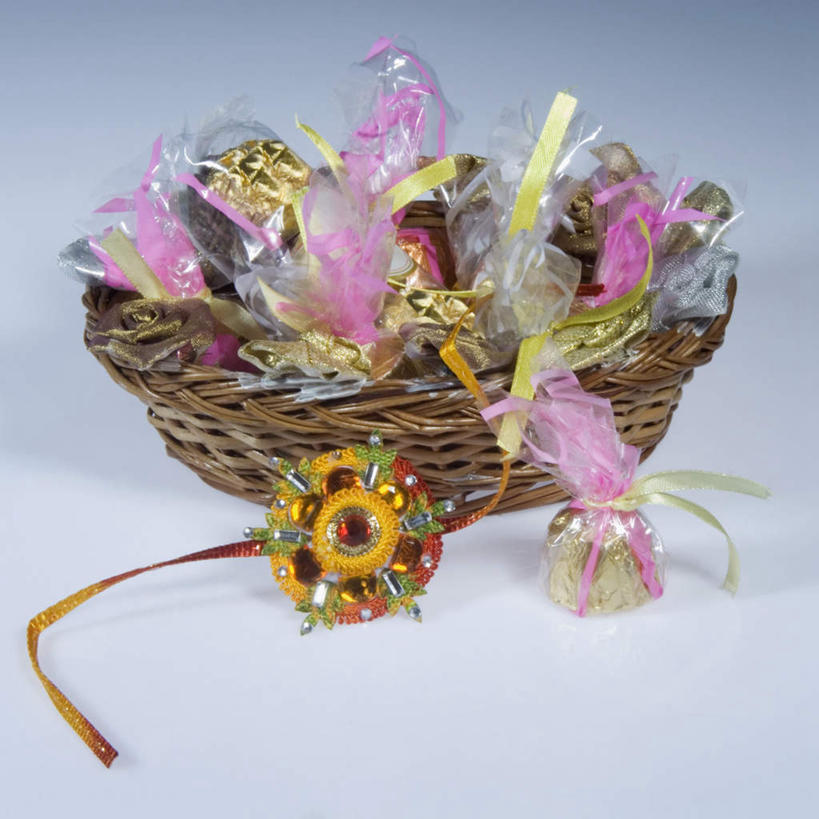 无人,交叉,横图,俯视,室内,特写,白天,竹子,一堆,堆叠,堆积,灰色背景,竹制,装饰,编织,篮子,丝绸,丝带,食品,糖,糖果,甜点,甜品,缎带,软糖,绸带,装饰品,食物,一个,饰品,手链,首饰,竹篮,甜食,摄影,手镯,影棚,单个,竹条,堆,华丽,修饰,交织,点缀,竹制品,镯子,衬托,美观,雅致,雅观,穿插,彩图,高角度拍摄,影棚拍摄,拍摄