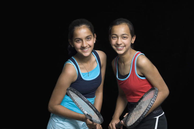 儿童,两个人,家庭,站,笑,微笑,露齿笑,横图,室内,白天,正面,锻炼,纯洁,运动,羽毛球,羽毛,亚洲,黑色背景,服装,球拍,羽毛球拍,羽毛球装备,注视,休闲装,娱乐,运动器械,小孩,衣服,观察,看,站着,享受,休闲,温暖,温馨,一家人,休闲服,健身器械,放松,可爱,童年,童趣,摄影,服饰,影棚,观看,和睦,察看,关注,健身器材,童真,烂漫,无邪,室内运动,羽毛球球拍,天真,羽毛球运动,女孩,女人,女性,亚洲人,印度人,站立,半身,彩图,影棚拍摄,健身,拍摄,融洽,运动器材,女生