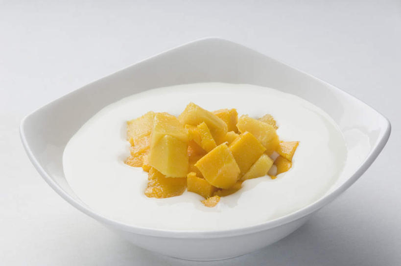 点心,无人,横图,俯视,室内,特写,白天,白色背景,餐桌,桌子,芒果,水果,切开,阴影,新鲜,反射,影子,陶瓷,生食,食品,甜点,甜品,果实,陶瓷制品,食物,糕点,一个,黄色,白色,容器,碗,甜食,奶油,切,摄影,有机食品,绿色食品,影棚,单个,餐台,储藏,乳制品,储存,剖面,切面,激凌,克林姆,淇淋,望果,蜜望,檬果,闷果,漭果,杧果,庵波罗果,彩图,高角度拍摄,影棚拍摄,拍摄,贮存