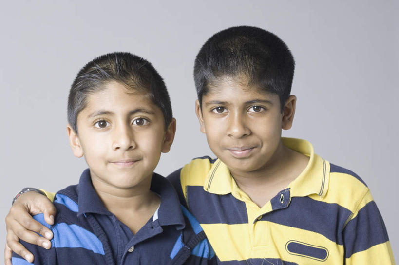 儿童,两个人,家庭,伙伴,朋友,站,抱,横图,室内,白天,正面,友谊,亚洲,灰色背景,服装,注视,休闲装,小孩,衣服,观察,看,站着,休闲,温暖,温馨,一家人,休闲服,摄影,服饰,影棚,抱着,观看,和睦,察看,搂着,关注,友情,男孩,男人,男性,亚洲人,印度人,怀抱,搂,搂抱,相抱,拥抱,站立,半身,彩图,影棚拍摄,拍摄,融洽,男生