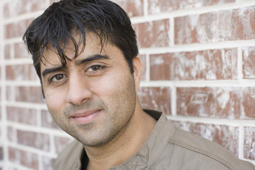 脸,头,脸颊,一个人,站,笑,微笑,露齿笑,横图,室内,特写,白天,正面,亚洲,仅一个男性,仅一个人,服装,墙,注视,休闲装,肩膀,墙壁,墙面,仅一个年轻男性,衣服,观察,看,站着,休闲,休闲服,服饰,观看,察看,关注,男人,男性,年轻男性,亚洲人,印度人,头部,脸部,脸蛋,面部,站立,半身,彩图