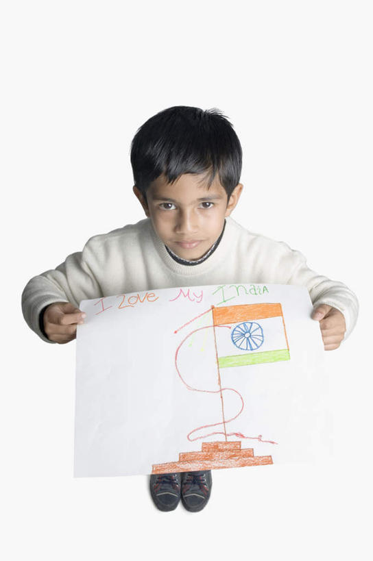 儿童,一个人,站,竖图,俯视,室内,白天,白色背景,绘画,亚洲,仅一个男性,仅一个人,服装,拿,拿着,注视,休闲装,小孩,衣服,观察,看,站着,仅一个小孩,休闲,休闲服,摄影,服饰,影棚,观看,美术,察看,关注,美学,男孩,男人,男性,亚洲人,印度人,孩子,抬头,仰头,站立,彩图,高角度拍摄,全身,影棚拍摄,拍摄,男生