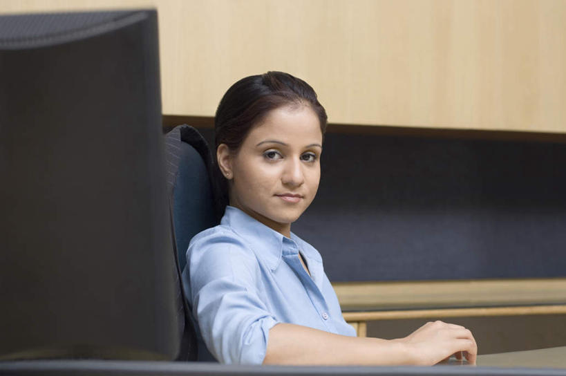 一个人,商务人士,商务女性,坐,笑,微笑,横图,室内,白天,正面,电脑,显示器,鼠标,键盘,亚洲,仅一个年轻女性,仅一个女性,仅一个人,套装,网络,注视,输入设备,通讯设备,观察,看,台式电脑,观看,察看,关注,通信设备,商务装,工薪阶层,输出设备,年轻女性,女人,女性,亚洲人,印度人,白领,上班族,坐着,半身,彩图