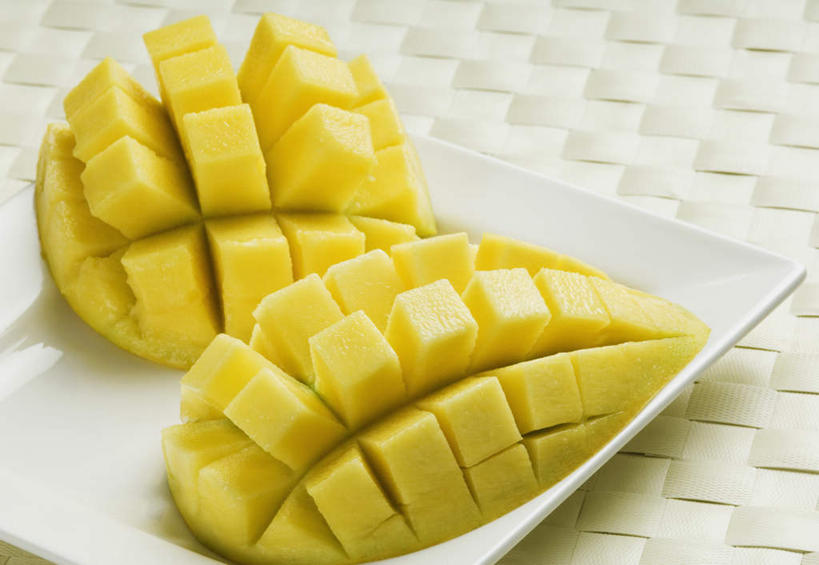 无人,横图,俯视,室内,特写,白天,餐桌,桌子,芒果,餐具,水果,切开,阴影,新鲜,反射,碟子,盘,影子,陶瓷,生食,食品,果实,陶瓷制品,食物,两个,一个,黄色,白色,盘子,碟,切,有机食品,绿色食品,单个,餐台,剖面,切面,望果,蜜望,檬果,闷果,漭果,杧果,庵波罗果,彩图,高角度拍摄