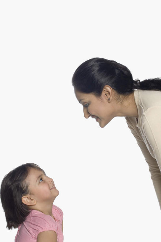 儿童,中年人,两个人,家庭,母亲,女儿,站,说,竖图,室内,白天,白色背景,侧面,纯洁,亚洲,服装,注视,休闲装,小孩,衣服,观察,看,站着,休闲,温暖,温馨,母女,一家人,休闲服,可爱,母爱,童年,童趣,摄影,服饰,影棚,观看,和睦,察看,关注,童真,烂漫,无邪,交流,天真,女孩,女人,女性,中年女性,亚洲人,印度人,孩子,沟通,讲话,交谈,说话,谈话,站立,半身,彩图,影棚拍摄,拍摄,融洽,女生