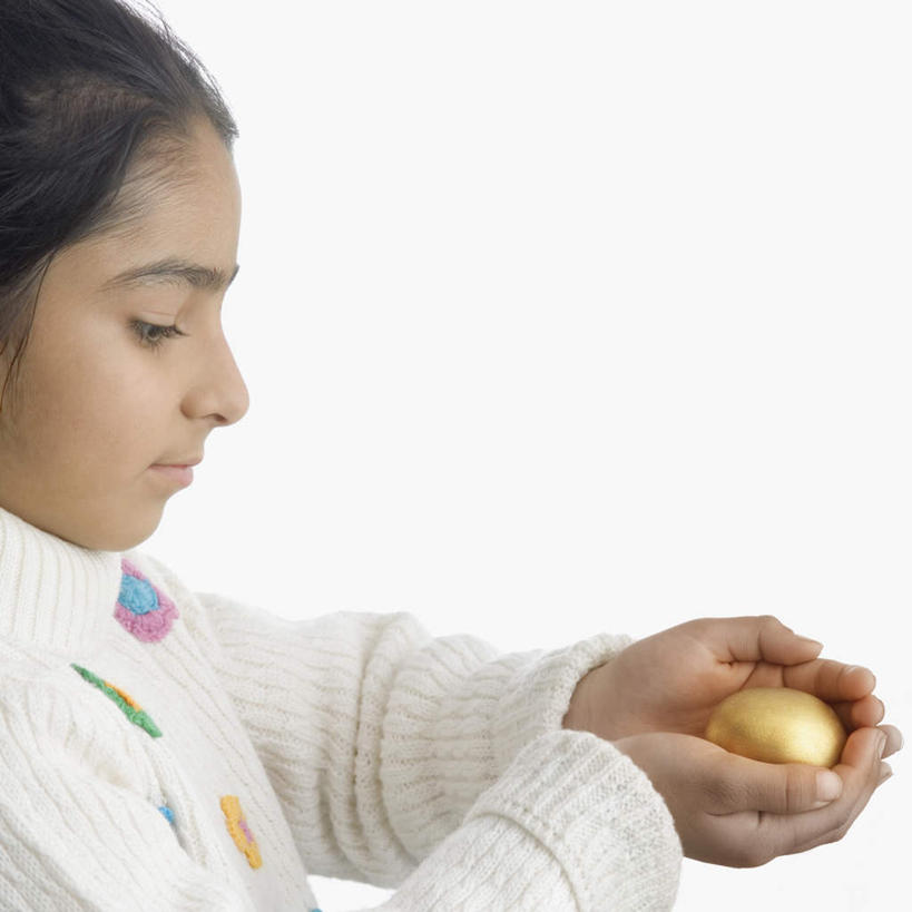 儿童,一个人,站,捧,横图,俯视,室内,白天,白色背景,纯洁,复活节,亚洲,仅一个女性,仅一个人,服装,节日,庆祝,蛋,注视,休闲装,文化,一个,小孩,衣服,观察,看,站着,仅一个小孩,庆典,休闲,休闲服,金色,可爱,童年,童趣,摄影,服饰,影棚,单个,观看,纪念,察看,关注,彩蛋,童真,烂漫,无邪,复活节彩蛋,天真,女孩,女人,女性,亚洲人,印度人,孩子,端,端着,捧着,手捧,站立,半身,彩图,高角度拍摄,影棚拍摄,拍摄,女生