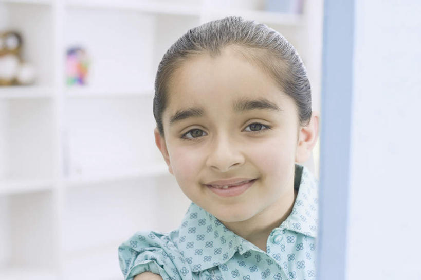 儿童,脸,头,脸颊,一个人,站,笑,微笑,露齿笑,横图,室内,特写,白天,正面,纯洁,柜子,书架,卧室,亚洲,仅一个女性,仅一个人,服装,朦胧,模糊,储物柜,注视,休闲装,肩膀,小孩,衣服,观察,看,站着,仅一个小孩,休闲,休闲服,可爱,童年,童趣,服饰,观看,察看,储存,关注,童真,烂漫,无邪,储备,蕴藏,贮备,天真,女孩,女人,女性,亚洲人,印度人,孩子,头部,脸部,脸蛋,面部,站立,半身,彩图,睡房,卧房,贮存,女生