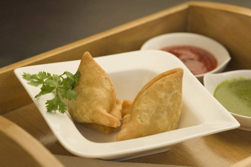 无人,横图,俯视,室内,特写,白天,餐桌,桌子,芹菜,蔬菜,土豆,餐具,阴影,朦胧,模糊,新鲜,反射,碟子,粉末,盘,影子,陶瓷,调料,酱料,酱汁,面粉,佐料,食品,陶瓷制品,调味品,粮食,调味料,酱,食物,三个,盘子,容器,碟,碗,粉,有机食品,绿色食品,荷兰芹,欧芹,香芹,餐台,储藏,农产品,储存,原材料,法香,巴西利,洋香菜,洋芫荽,法国香菜,馍馍蛋,旱芹菜,番荽,粉状,洋芋,山药蛋,马铃薯,彩图,高角度拍摄,贮存