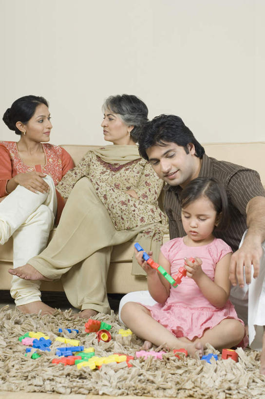 儿童,中年人,老年人,四个人,夫妻,母亲,父亲,女儿,祖母,三代同堂,客厅,坐,说,竖图,室内,白天,正面,爱情,游戏,纯洁,沙发,玩具,亚洲,服装,浪漫,玩,注视,休闲装,娱乐,祖孙三代,小孩,衣服,观察,看,休闲,温暖,温馨,父女,母女,休闲服,恩爱,父爱,可爱,母爱,童年,童趣,益智,恋人,服饰,奶奶,观看,活动,祖孙,和睦,察看,起居室,发泄,关注,消遣,智力,布艺沙发,童真,烂漫,无邪,外婆,外孙女,外祖母,宣泄,客堂,交流,天真,老年女性,男人,男性,女孩,女人,女性,中年男性,中年女性,亚洲人,印度人,孩子,夫妇,情侣,全家福,孙女,沟通,讲话,交谈,说话,谈话,玩耍,嬉戏,坐着,半身,彩图,伴侣,融洽,女生,爸爸,多代同堂,妈妈