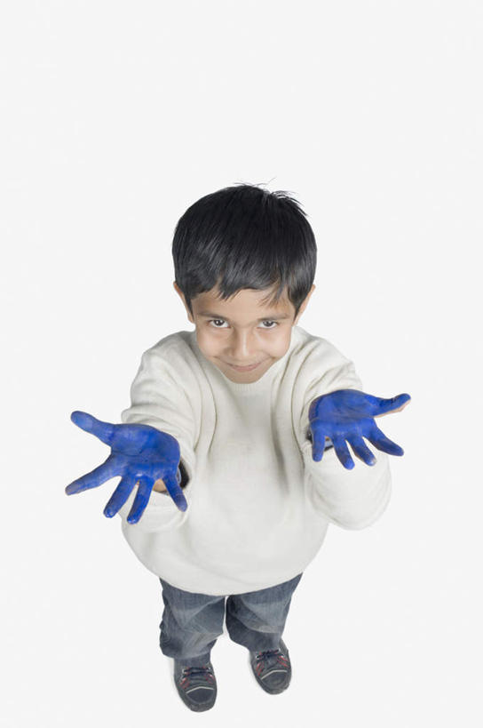 儿童,一个人,站,举,竖图,俯视,室内,白天,白色背景,亚洲,仅一个男性,仅一个人,服装,注视,休闲装,小孩,衣服,蓝色,观察,看,托,站着,仅一个小孩,休闲,休闲服,摄影,服饰,影棚,观看,颜料,察看,关注,男孩,男人,男性,亚洲人,印度人,孩子,举起,举手,举着,抬头,向上举,向上伸,向上托,仰头,站立,彩图,高角度拍摄,全身,影棚拍摄,拍摄,男生