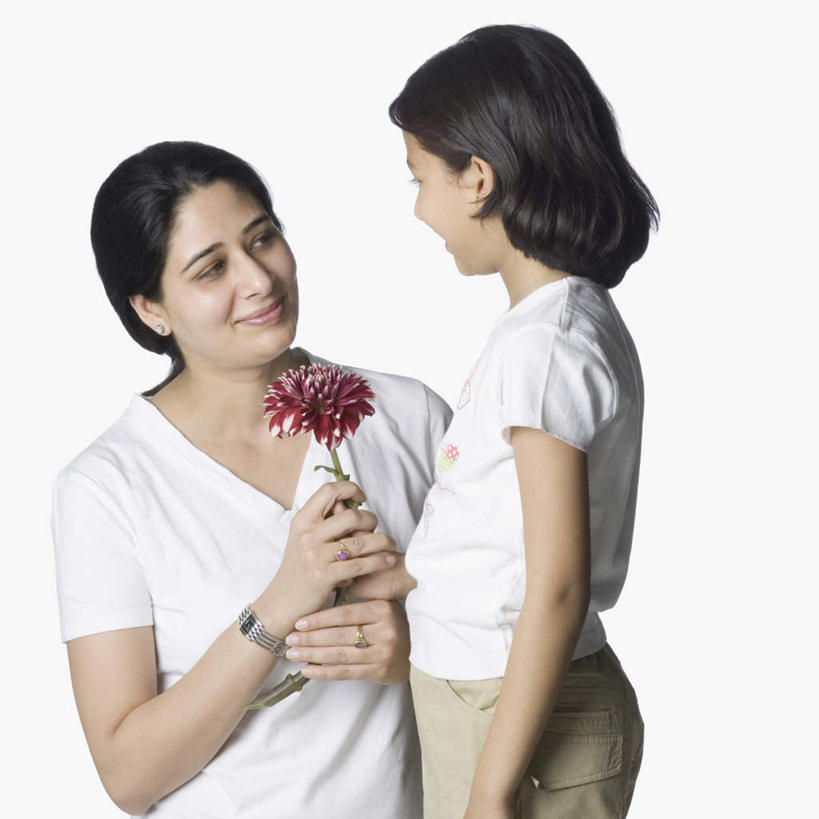 儿童,中年人,两个人,家庭,母亲,女儿,站,说,横图,俯视,室内,白天,白色背景,纯洁,亚洲,服装,盛开,时间,时钟,手表,拿,计时,花蕾,拿着,注视,休闲装,花,花瓣,花朵,鲜花,小孩,衣服,钟表,花苞,花蕊,观察,看,站着,休闲,温暖,温馨,母女,一家人,休闲服,表,可爱,母爱,童年,童趣,摄影,服饰,影棚,观看,腕表,和睦,察看,关注,童真,烂漫,无邪,交流,天真,女孩,女人,女性,中年女性,亚洲人,印度人,孩子,钟,沟通,讲话,交谈,说话,谈话,站立,半身,彩图,高角度拍摄,影棚拍摄,拍摄,融洽,女生