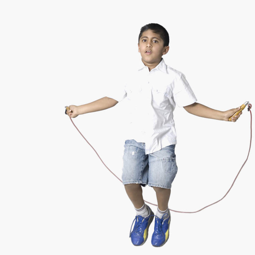 儿童,一个人,站,伸展双臂,横图,室内,白天,白色背景,正面,亚洲,仅一个男性,仅一个人,握,服装,拿,拿着,注视,休闲装,运动器械,小孩,衣服,绳子,观察,看,站着,仅一个小孩,休闲,休闲服,健身器械,握着,摄影,服饰,影棚,观看,绳索,察看,关注,健身器材,男孩,男人,男性,亚洲人,印度人,孩子,敞开双臂,伸开双臂,展开双肩,站立,张开手臂,张开双臂,彩图,全身,影棚拍摄,拍摄,运动器材,男生