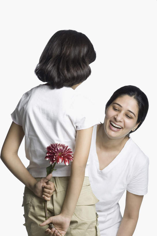 儿童,中年人,背部,两个人,家庭,母亲,女儿,站,蹲,笑,说,微笑,露齿笑,竖图,室内,白天,白色背景,正面,纯洁,亚洲,服装,盛开,拿,花蕾,拿着,注视,休闲装,花,花瓣,花朵,鲜花,小孩,衣服,花苞,花蕊,观察,看,站着,休闲,温暖,温馨,母女,一家人,休闲服,可爱,母爱,童年,童趣,摄影,服饰,影棚,观看,和睦,察看,关注,童真,烂漫,无邪,交流,天真,女孩,女人,女性,中年女性,亚洲人,印度人,孩子,蹲着,沟通,讲话,交谈,说话,谈话,站立,半身,彩图,影棚拍摄,拍摄,融洽,女生