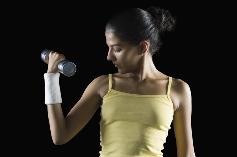 一个人,站,横图,室内,白天,正面,哑铃,吊带,亚洲,仅一个年轻女性,仅一个女性,仅一个人,黑色背景,服装,拿,拿着,注视,吊带衫,运动器械,衣服,黄色,观察,看,站着,健身器械,摄影,服饰,影棚,观看,察看,衣着,穿着,关注,健身器材,衣饰,年轻女性,女人,女性,亚洲人,印度人,站立,半身,彩图,影棚拍摄,拍摄,运动器材