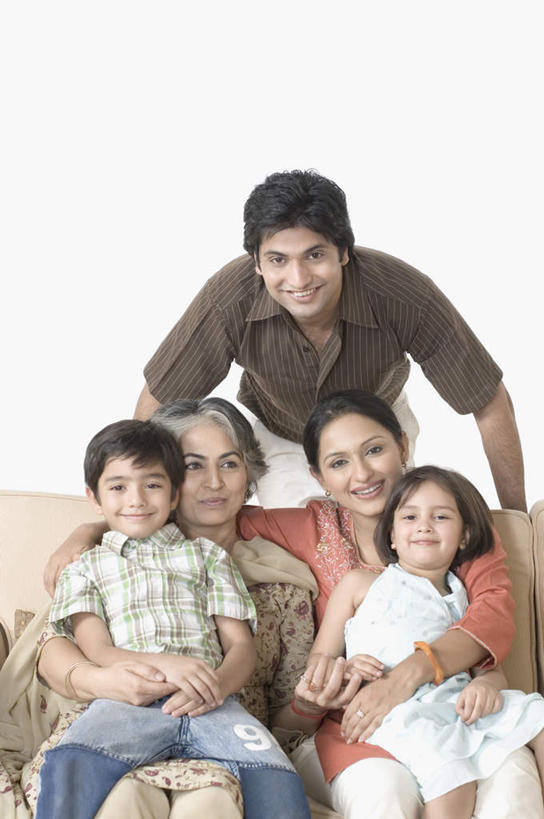 儿童,中年人,老年人,夫妻,母亲,父亲,女儿,儿子,祖母,三代同堂,客厅,坐,竖图,室内,白天,白色背景,正面,爱情,纯洁,沙发,亚洲,五个人,服装,许多人,浪漫,注视,休闲装,祖孙三代,小孩,衣服,观察,看,一群人,休闲,温暖,温馨,父女,父子,母女,母子,休闲服,恩爱,父爱,可爱,母爱,童年,童趣,恋人,摄影,服饰,影棚,奶奶,观看,祖孙,和睦,察看,起居室,关注,布艺沙发,童真,烂漫,无邪,外婆,外孙女,外祖母,外孙,外孙子,客堂,天真,老年女性,男孩,男人,男性,女孩,女人,女性,中年男性,中年女性,亚洲人,印度人,孩子,夫妇,情侣,全家福,孙女,孙子,坐着,半身,彩图,影棚拍摄,拍摄,伴侣,融洽,男生,女生,爸爸,多代同堂,妈妈