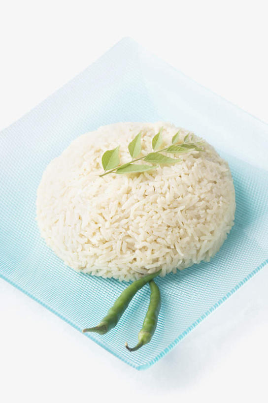 无人,竖图,俯视,室内,特写,白天,白色背景,餐桌,桌子,辣椒,蔬菜,餐具,叶子,一堆,阴影,堆叠,堆积,新鲜,装饰,反射,碟子,盘,影子,谷类,谷物,食品,绿叶,米,食物,一个,蓝色,盘子,碟,嫩叶,摄影,有机食品,绿色食品,影棚,单个,餐台,堆,华丽,修饰,点缀,配菜,香米,辣角,红海椒,大椒,辣虎,广椒,衬托,美观,雅致,雅观,印度香米,巴斯马蒂大米,巴斯马蒂香米,香稻,叶,叶片,辣子,红辣椒,海椒,番椒,彩图,高角度拍摄,影棚拍摄,拍摄