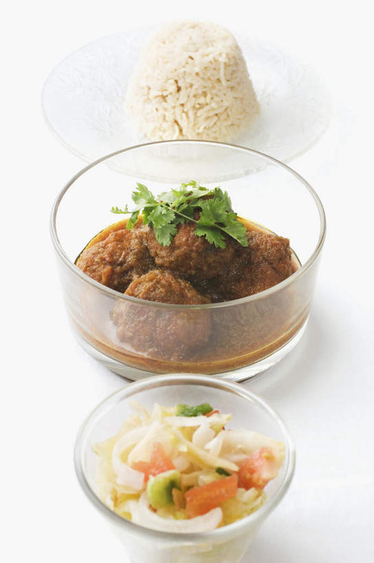 咖哩,无人,竖图,俯视,室内,特写,白天,白色背景,烹饪,餐桌,桌子,芹菜,蔬菜,西红柿,洋葱,玻璃,一排,阴影,新鲜,整齐,反射,影子,香菜,调料,谷类,谷物,肉,料理,食品,米,调味品,调味料,猪肉,咖喱,菜肴,美食,肉类,玻璃制品,食物,排列,三个,容器,碗,摄影,佳肴,有机食品,绿色食品,荷兰芹,欧芹,香芹,影棚,餐台,储藏,储存,队列,玉葱,香米,肉食,胡菜,香荽,原荽,园荽,芫荽,豚肉,法香,巴西利,洋香菜,洋芫荽,法国香菜,旱芹菜,番荽,胡荽,莞荽,芫茜,芫蓿,莚葛草,莚荽菜,印度香米,巴斯马蒂大米,巴斯马蒂香米,香稻,圆葱,洋葱头,球葱,番茄,葱头,彩图,高角度拍摄,影棚拍摄,拍摄,贮存