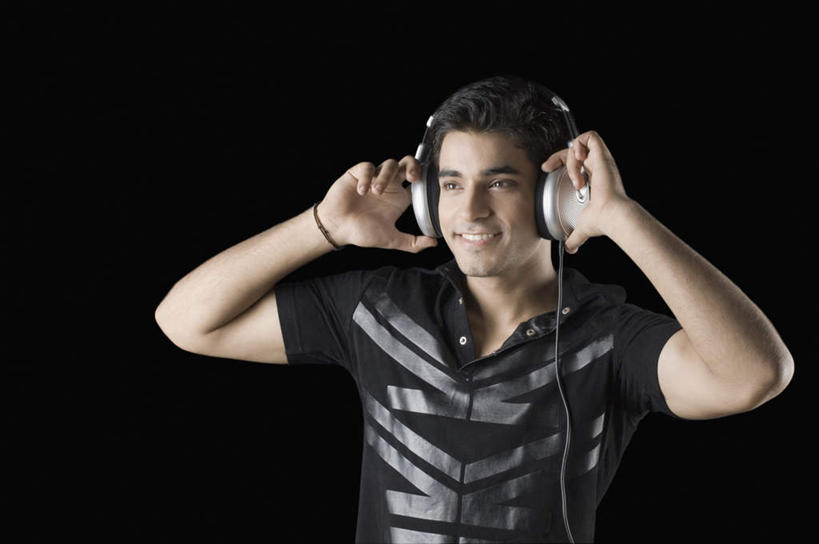 一个人,站,笑,微笑,露齿笑,横图,室内,白天,正面,快乐,满意,幸福,亚洲,仅一个男性,仅一个人,黑色背景,服装,音响,音乐,注视,休闲装,娱乐,仅一个年轻男性,衣服,耳机,观察,看,站着,享受,休闲,休闲服,放松,摄影,服饰,影棚,观看,察看,舒适,享乐,关注,男人,男性,年轻男性,亚洲人,印度人,站立,半身,彩图,影棚拍摄,拍摄