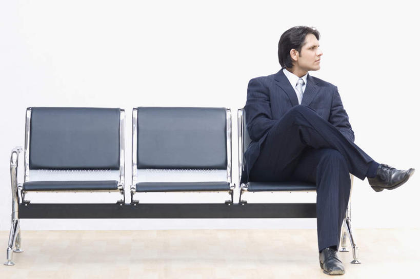 一个人,商务人士,商务男性,坐,横图,室内,白天,正面,衬衫,椅子,亚洲,仅一个男性,仅一个人,一排,套装,整齐,二郎腿,扭头,注视,排列,仅一个年轻男性,观察,看,转头,观看,察看,队列,关注,商务装,工薪阶层,男人,男性,年轻男性,亚洲人,印度人,白领,上班族,坐着,彩图,全身,衬衣