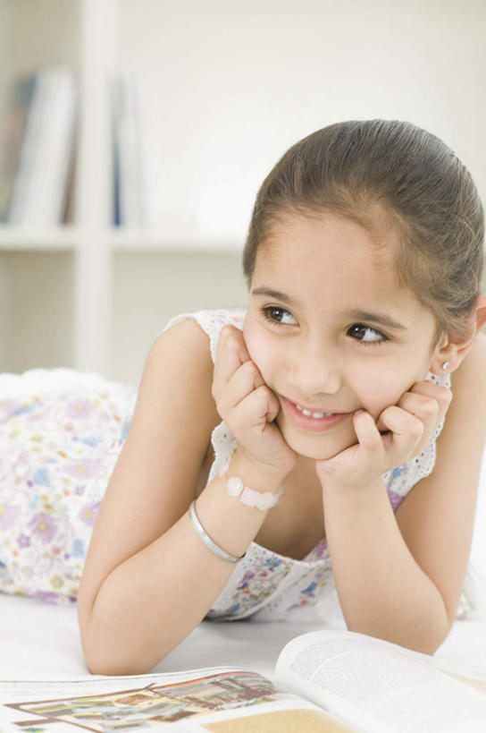 儿童,一个人,笑,微笑,竖图,室内,白天,正面,看书,阅读,床,书籍,亚洲,仅一个女性,仅一个人,撑,学习,服装,朦胧,模糊,双人床,床单,托腮,注视,休闲装,被子,小孩,衣服,书本,观察,看,托,仅一个小孩,休闲,休闲服,读书,浏览,服饰,观看,察看,被单,关注,托下巴,女孩,女人,女性,亚洲人,印度人,孩子,书,图书,半身,彩图,女生