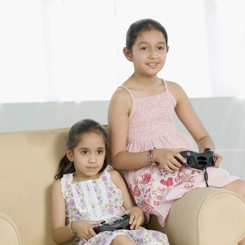 儿童,两个人,家庭,客厅,坐,横图,室内,白天,正面,游戏,纯洁,沙发,亚洲,服装,拿,玩,拿着,注视,休闲装,娱乐,小孩,衣服,观察,看,休闲,温暖,温馨,一家人,休闲服,可爱,童年,童趣,服饰,游戏机,观看,和睦,察看,起居室,关注,布艺沙发,童真,烂漫,无邪,客堂,天真,女孩,女人,女性,亚洲人,印度人,玩耍,嬉戏,坐着,半身,彩图,融洽,女生