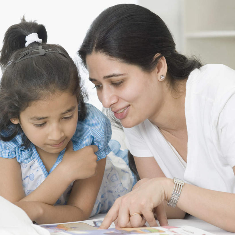 儿童,中年人,两个人,家庭,母亲,女儿,说,横图,室内,白天,正面,看书,阅读,纯洁,书籍,亚洲,学习,指,服装,注视,休闲装,方向,小孩,衣服,书本,观察,看,手势,休闲,温暖,温馨,母女,一家人,休闲服,可爱,母爱,童年,童趣,读书,浏览,服饰,观看,和睦,察看,指向,关注,童真,烂漫,无邪,交流,天真,女孩,女人,女性,中年女性,亚洲人,印度人,孩子,书,图书,沟通,讲话,交谈,说话,谈话,半身,彩图,融洽,女生