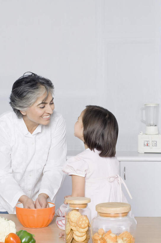 儿童,老年人,两个人,家庭,祖母,笑,说,微笑,露齿笑,竖图,室内,白天,正面,纯洁,厨房,黄瓜,蔬菜,西红柿,椰菜,卷心菜,亚洲,服装,新鲜,陶瓷,花菜,花椰菜,西兰花,食品,陶瓷制品,休闲装,食物,小孩,衣服,容器,碗,休闲,温暖,温馨,一家人,休闲服,甘蓝,可爱,童年,童趣,服饰,有机食品,绿色食品,奶奶,祖孙,储藏,椰菜花,和睦,储存,童真,烂漫,无邪,外婆,外孙女,外祖母,甘蓝花,交流,天真,老年女性,女孩,女人,女性,亚洲人,印度人,孩子,孙女,青瓜,结球甘蓝,胡瓜,甘兰,番茄,包心菜,沟通,讲话,交谈,说话,谈话,半身,彩图,灶间,融洽,贮存,女生