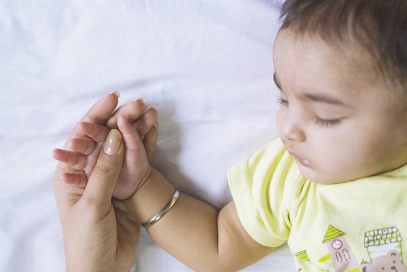 婴儿,儿童,两个人,家庭,母亲,躺,闭眼,握手,睡,横图,俯视,室内,特写,白天,纯洁,床,卧室,亚洲,服装,双人床,床单,休闲装,被子,装饰品,小孩,衣服,饰品,手链,首饰,休闲,温暖,温馨,一家人,休闲服,可爱,母爱,童年,童趣,服饰,手镯,活泼,和睦,被单,宝宝,镯子,童真,纯真,烂漫,无邪,母婴,卧着,伶俐,天真,年轻女性,女人,女性,亚洲人,印度人,孩子,年轻人,闭眼睛,闭着眼,闭着眼睛,搀手,困,困觉,拉手,寝息,手搀手,手拉手,手牵手,手握手,睡觉,躺着,卧,半身,彩图,高角度拍摄,睡房,卧房,融洽