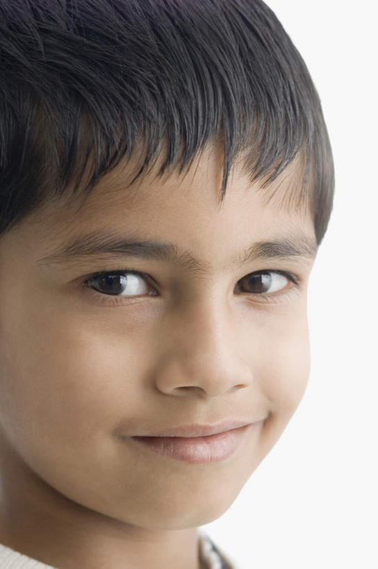 儿童,一个人,笑,微笑,露齿笑,竖图,室内,白天,白色背景,正面,纯洁,亚洲,仅一个男性,仅一个人,服装,注视,休闲装,小孩,衣服,观察,看,仅一个小孩,休闲,休闲服,可爱,童年,童趣,摄影,服饰,影棚,观看,察看,关注,童真,烂漫,无邪,天真,男孩,男人,男性,亚洲人,印度人,孩子,半身,彩图,影棚拍摄,拍摄,男生