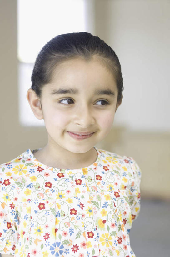 儿童,一个人,站,笑,微笑,露齿笑,竖图,室内,白天,正面,纯洁,亚洲,仅一个女性,仅一个人,服装,朦胧,模糊,注视,休闲装,小孩,衣服,观察,看,站着,仅一个小孩,休闲,休闲服,可爱,童年,童趣,服饰,观看,察看,关注,童真,烂漫,无邪,天真,女孩,女人,女性,亚洲人,印度人,孩子,站立,半身,彩图,女生