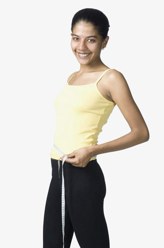 一个人,站,笑,微笑,露齿笑,竖图,室内,白天,白色背景,侧面,吊带,亚洲,仅一个年轻女性,仅一个女性,仅一个人,服装,测量,皮尺,刻度,拿,拿着,注视,吊带衫,衣服,黄色,尺,观察,看,站着,保养,保健,摄影,服饰,影棚,观看,测量工具,尺子,减肥,察看,腰围尺,衣着,穿着,关注,瘦身,量具,量仪,塑料卷尺,衣饰,年轻女性,女人,女性,亚洲人,印度人,站立,半身,彩图,影棚拍摄,拍摄