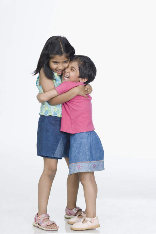 儿童,两个人,家庭,站,抱,笑,微笑,露齿笑,竖图,室内,白天,白色背景,侧面,纯洁,亚洲,服装,注视,休闲装,小孩,衣服,观察,看,站着,休闲,温暖,温馨,一家人,休闲服,可爱,童年,童趣,摄影,服饰,影棚,抱着,观看,和睦,察看,搂着,关注,童真,烂漫,无邪,天真,女孩,女人,女性,亚洲人,印度人,怀抱,搂,搂抱,相抱,拥抱,站立,彩图,全身,影棚拍摄,拍摄,融洽,女生