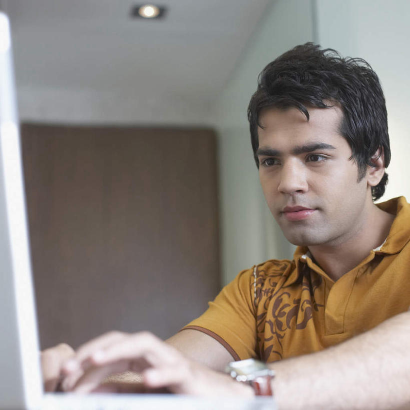 一个人,坐,横图,室内,白天,仰视,电脑,笔记本电脑,亚洲,仅一个男性,仅一个人,敲打,服装,朦胧,模糊,时间,网络,时钟,手表,计时,注视,休闲装,输入,通讯设备,仅一个年轻男性,衣服,钟表,打字,观察,看,休闲,休闲服,表,服饰,观看,点击,敲击,腕表,察看,无线,关注,通信设备,无线网络,无线上网,便携式电脑,按键,手提电脑,男人,男性,年轻男性,亚洲人,印度人,钟,坐着,半身,彩图,低角度拍摄