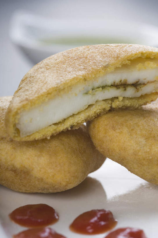 点心,面包,无人,竖图,俯视,室内,特写,白天,餐桌,桌子,蔬菜,西红柿,餐具,一堆,阴影,堆叠,堆积,朦胧,模糊,新鲜,反射,碟子,盘,影子,陶瓷,调料,酱料,酱汁,佐料,食品,面点,陶瓷制品,调味品,调味料,番茄酱,酱,食物,糕点,一个,白色,盘子,碟,摄影,有机食品,绿色食品,影棚,单个,餐台,堆,番茄,彩图,高角度拍摄,影棚拍摄,拍摄