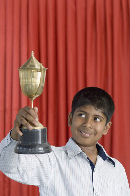 儿童,一个人,舞台,站,举,笑,微笑,露齿笑,竖图,室内,白天,正面,纯洁,成功,胜利,亚洲,仅一个男性,仅一个人,服装,拿,拿着,注视,休闲装,一个,小孩,衣服,红色,观察,看,托,站着,仅一个小孩,休闲,休闲服,金色,光彩,可爱,童年,童趣,服饰,帷幕,单个,观看,察看,关注,帷幔,幕布,荣誉,幕帘,奖品,童真,烂漫,无邪,荣耀,帷幔布,光荣,天真,男孩,男人,男性,亚洲人,印度人,孩子,表演台,举起,举手,举着,向上举,向上伸,向上托,站立,半身,彩图,奖杯,男生