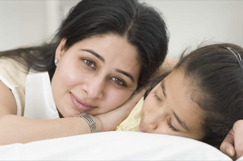 儿童,中年人,脸,头,脸颊,两个人,家庭,母亲,女儿,闭眼,睡,横图,室内,特写,白天,正面,纯洁,床,卧室,亚洲,服装,朦胧,模糊,双人床,床单,注视,休闲装,被子,肩膀,小孩,衣服,观察,看,趴着,休闲,温暖,温馨,母女,一家人,休闲服,可爱,母爱,童年,童趣,服饰,观看,和睦,察看,被单,关注,童真,烂漫,无邪,天真,女孩,女人,女性,中年女性,亚洲人,印度人,孩子,头部,脸部,脸蛋,面部,闭眼睛,闭着眼,闭着眼睛,困,困觉,趴,寝息,睡觉,半身,彩图,睡房,卧房,融洽,女生