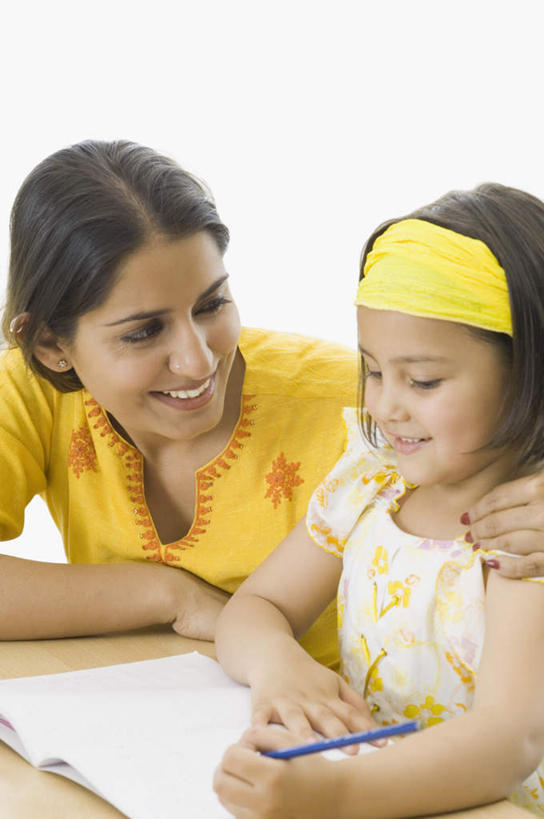 儿童,中年人,两个人,家庭,母亲,女儿,坐,笑,说,微笑,露齿笑,竖图,室内,白天,正面,纯洁,亚洲,服装,装饰,记事本,拿,拿着,注视,休闲装,小孩,衣服,本子,笔记本,发箍,发饰,饰品,观察,看,休闲,温暖,温馨,母女,一家人,休闲服,可爱,母爱,童年,童趣,服饰,头箍,观看,和睦,察看,关注,发卡,童真,烂漫,无邪,配饰,交流,天真,女孩,女人,女性,中年女性,亚洲人,印度人,孩子,沟通,讲话,交谈,说话,谈话,坐着,半身,彩图,融洽,女生