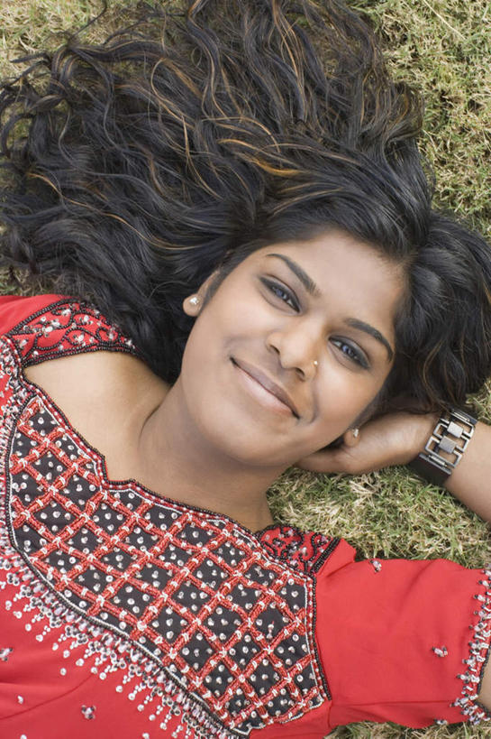 脸,头,脸颊,一个人,躺,笑,微笑,竖图,俯视,室外,特写,白天,草地,草坪,植物,亚洲,仅一个年轻女性,仅一个女性,仅一个人,服装,注视,休闲装,肩膀,装饰品,草,衣服,绿色,饰品,手链,首饰,观察,看,休闲,休闲服,服饰,手镯,观看,察看,关注,镯子,卧着,年轻女性,女人,女性,亚洲人,印度人,头部,脸部,脸蛋,面部,躺着,卧,半身,彩图,高角度拍摄