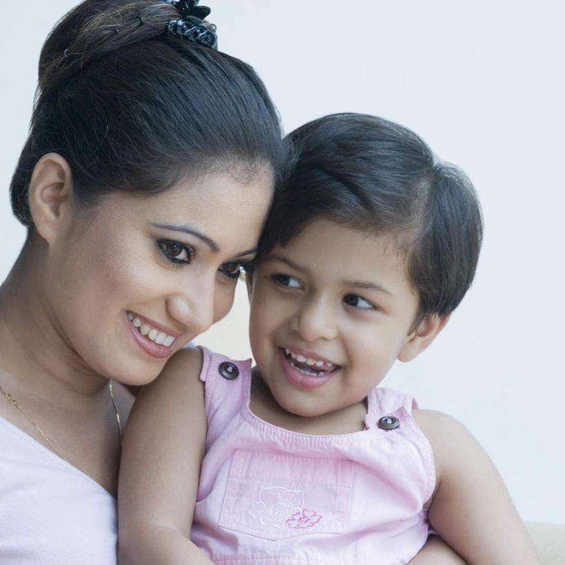 儿童,中年人,两个人,家庭,母亲,女儿,站,抱,笑,微笑,露齿笑,横图,室内,白天,正面,纯洁,亚洲,服装,注视,休闲装,小孩,衣服,观察,看,站着,休闲,温暖,温馨,母女,一家人,休闲服,可爱,母爱,童年,童趣,摄影,服饰,影棚,抱着,观看,和睦,察看,搂着,关注,童真,烂漫,无邪,天真,女孩,女人,女性,中年女性,亚洲人,印度人,孩子,怀抱,搂,搂抱,相抱,拥抱,站立,半身,彩图,影棚拍摄,拍摄,融洽,女生