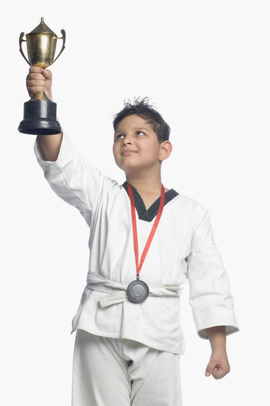 儿童,一个人,站,举,笑,微笑,露齿笑,竖图,室内,白天,白色背景,正面,纯洁,成功,胜利,亚洲,仅一个男性,仅一个人,服装,注视,一个,小孩,衣服,白色,观察,看,托,站着,仅一个小孩,金色,光彩,可爱,童年,童趣,摄影,服饰,影棚,单个,观看,察看,衣着,穿着,关注,空手道,荣誉,奖品,童真,烂漫,无邪,荣耀,衣饰,光荣,天真,男孩,男人,男性,亚洲人,印度人,孩子,举起,举手,举着,向上举,向上伸,向上托,站立,半身,彩图,影棚拍摄,拍摄,奖杯,男生,练功服