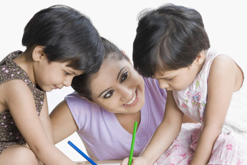 儿童,中年人,三个人,家庭,母亲,女儿,笑,说,微笑,露齿笑,横图,室内,白天,白色背景,正面,纯洁,亚洲,服装,笔,蜡笔,办公用品,拿,拿着,注视,休闲装,文具,小孩,衣服,学习用品,观察,看,休闲,温暖,温馨,母女,一家人,休闲服,可爱,母爱,童年,童趣,摄影,服饰,影棚,观看,文具用品,和睦,察看,关注,童真,烂漫,无邪,交流,天真,女孩,女人,女性,中年女性,亚洲人,印度人,孩子,沟通,画画,讲话,交谈,说话,谈话,半身,彩图,影棚拍摄,拍摄,融洽,女生
