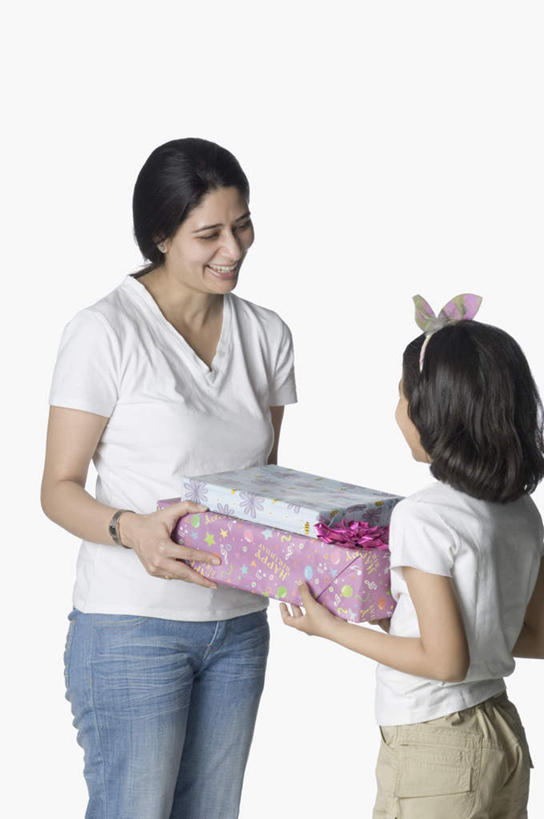儿童,中年人,两个人,家庭,母亲,女儿,站,捧,竖图,室内,白天,白色背景,正面,纯洁,礼盒,礼物,亚洲,服装,纸盒,注视,休闲装,盒子,小孩,衣服,包装盒,礼品盒,观察,看,站着,休闲,温暖,温馨,母女,一家人,休闲服,可爱,母爱,童年,童趣,摄影,服饰,礼品,影棚,观看,和睦,察看,关注,童真,烂漫,无邪,天真,女孩,女人,女性,中年女性,亚洲人,印度人,孩子,端,端着,捧着,手捧,站立,半身,彩图,影棚拍摄,拍摄,融洽,女生