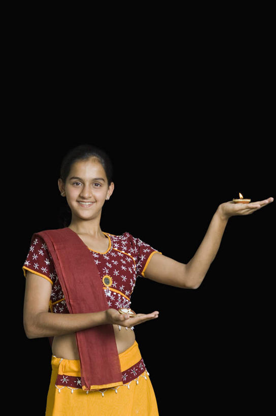 儿童,一个人,站,捧,竖图,室内,白天,正面,民族服装,跳舞,纯洁,照明,亚洲,仅一个女性,仅一个人,黑色背景,灯光,注视,灯,小孩,灯具,观察,看,站着,仅一个小孩,可爱,童年,童趣,摄影,服饰,影棚,观看,飘逸,照亮,察看,庄重,照明设备,关注,油灯,追求,舞姿,童真,烂漫,无邪,纱丽,雅致,纱丽服,清婉,妍丽,天真,女孩,女人,女性,亚洲人,印度人,孩子,端,端着,捧着,手捧,站立,半身,彩图,影棚拍摄,传统服装,民俗服,拍摄,舞蹈,女生,奢华