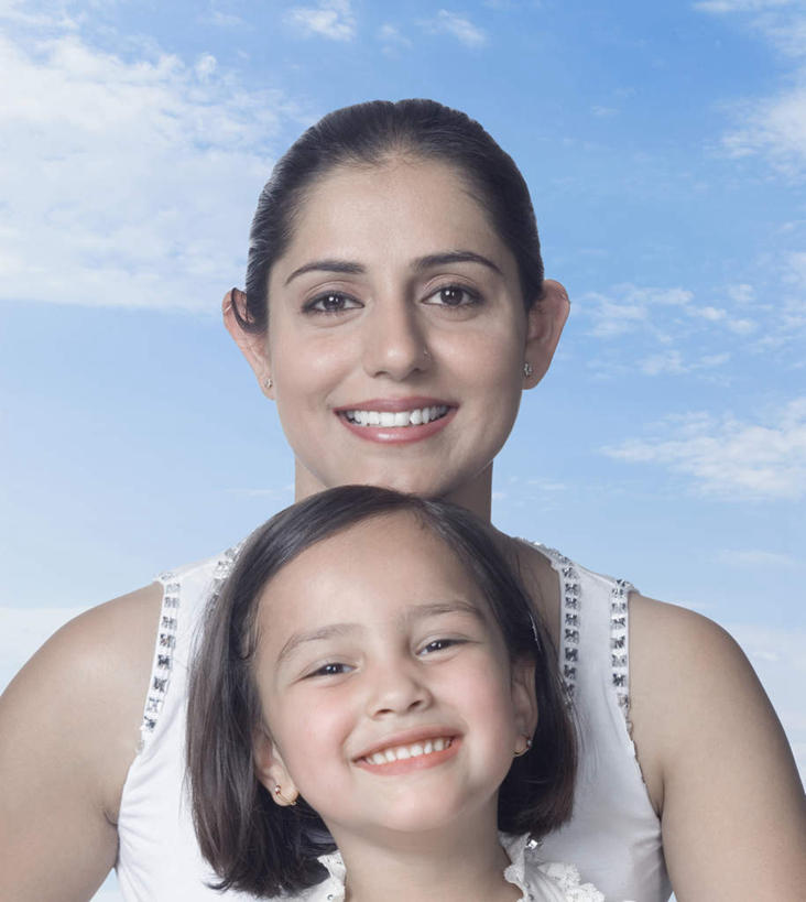 儿童,中年人,脸,头,脸颊,两个人,家庭,母亲,女儿,站,笑,微笑,露齿笑,竖图,室内,特写,白天,正面,纯洁,亚洲,服装,云,云朵,云彩,注视,休闲装,肩膀,小孩,衣服,白云,蓝天,天空,天,观察,看,站着,休闲,温暖,温馨,母女,一家人,休闲服,可爱,母爱,童年,童趣,摄影,服饰,影棚,观看,和睦,察看,关注,童真,烂漫,无邪,天真,女孩,女人,女性,中年女性,亚洲人,印度人,孩子,头部,脸部,脸蛋,面部,站立,半身,彩图,影棚拍摄,拍摄,融洽,女生