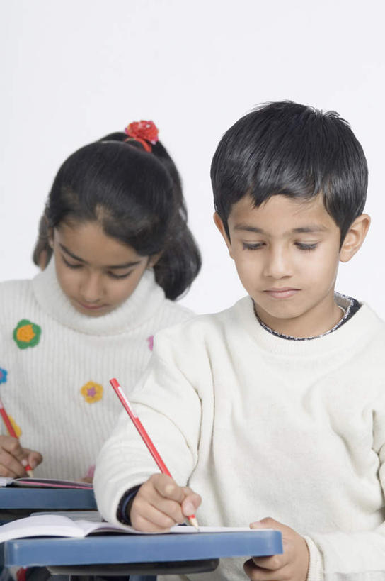 儿童,两个人,伙伴,朋友,坐,竖图,室内,白天,白色背景,正面,友谊,纯洁,桌子,亚洲,握,服装,笔,办公用品,记事本,拿,拿着,注视,休闲装,书桌,文具,小孩,衣服,本子,笔记本,课桌,铅笔,学习用品,观察,看,休闲,同学,休闲服,可爱,童年,童趣,握着,摄影,服饰,影棚,观看,文具用品,察看,校友,关注,童真,烂漫,无邪,同窗,学友,天真,友情,男孩,男人,男性,女孩,女人,女性,亚洲人,印度人,孩子,坐着,半身,彩图,影棚拍摄,拍摄,男生,女生