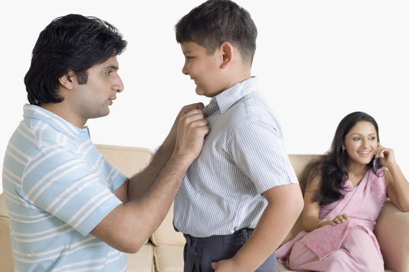 儿童,中年人,三个人,家庭,夫妻,母亲,父亲,儿子,坐,笑,打电话,微笑,露齿笑,横图,室内,白天,正面,爱情,纯洁,沙发,电话,手机,亚洲,服装,浪漫,拿,拿着,注视,休闲装,通讯设备,小孩,衣服,观察,看,休闲,温暖,温馨,父子,母子,三口之家,一家人,休闲服,恩爱,父爱,可爱,母爱,童年,童趣,恋人,服饰,观看,和睦,察看,关注,布艺沙发,童真,烂漫,无邪,交流,天真,男孩,男人,男性,女人,女性,中年男性,中年女性,亚洲人,印度人,孩子,夫妇,情侣,沟通,通话,坐着,半身,彩图,伴侣,融洽,男生